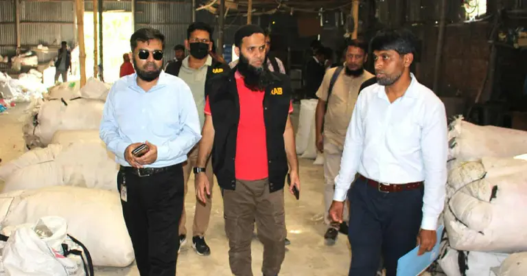 নিষিদ্ধ পলিথিন কারখানায় র‍্যাবের অভিযান